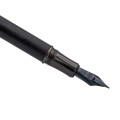 Precyzyjne ujęcie stalówki pióra wiecznego Conklin Endura Forged Carbon Fiber. Pokazuje detale czarnej, metalowej stalówki i spływaka, gwarantujących płynne pisanie.