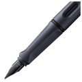 Zbliżenie na czarną stalówkę i sekcję chwytu pióra wiecznego Lamy Safari Steel Black