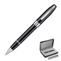 Pióro kulkowe Sheaffer Legacy Glossy Black z chromowanymi wykończeniami ustawione po przekątnej na białym tle, ze zdjętą skuwką nałożoną na korpus.