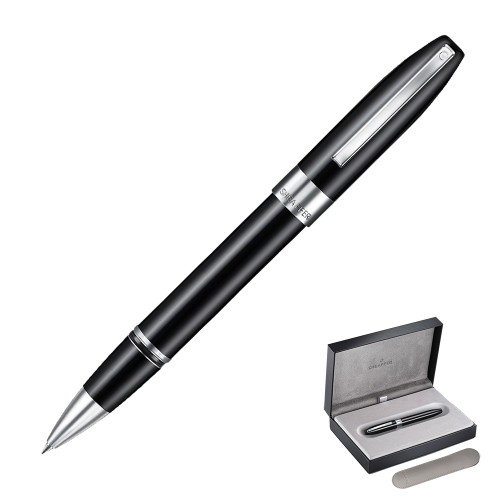 Pióro kulkowe Sheaffer Legacy Glossy Black z chromowanymi wykończeniami ustawione po przekątnej na białym tle, ze zdjętą skuwką nałożoną na korpus.
