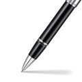 Zbliżenie na stożkową sekcję i stalowo-chromowaną końcówkę pióra kulkowego Sheaffer Legacy Glossy Black.
