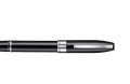 Zbliżenie na czarną skuwkę pióra Sheaffer Legacy z widocznym chromowanym klipsem, białą kropką White Dot i szerokim pierścieniem z grawerem marki.