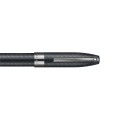 Zbliżenie na skuwkę pióra Sheaffer Legacy Chevron z matowym wzorem w jodłę, powłoką PVD Gunmetal oraz białą kropką White Dot na klipsie.