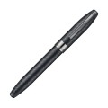 Zamknięte pióro kulkowe Sheaffer Legacy Chevron 9066 w matowej czerni z grawerowanym wzorem Chevron ułożone po przekątnej.