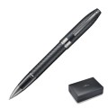 Matowe pióro kulkowe Sheaffer Legacy Chevron 9066 ze zdjętą skuwką nałożoną na korpus, ustawione po przekątnej na białym tle.