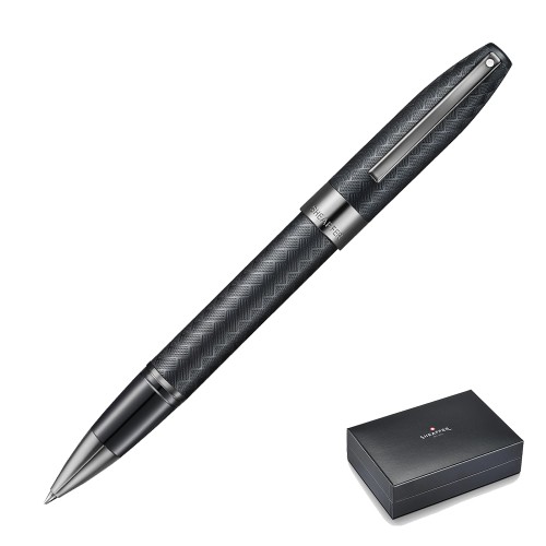 Matowe pióro kulkowe Sheaffer Legacy Chevron 9066 ze zdjętą skuwką nałożoną na korpus, ustawione po przekątnej na białym tle.