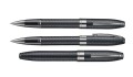 Pióro kulkowe Sheaffer Legacy Chevron 9066 Matte Black przedstawione w trzech ujęciach: z założoną skuwką, otwarte ze skuwką z boku oraz całkowicie zamknięte.