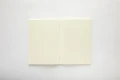 Arkusz kremowego papieru w linie z notatnika Apica Premium CD A5