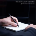 Mężczyzna piszący długopisem Novium Hoverpen Interstellar z wkładem Schmidt D1 w notesie
