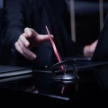 Bordowy długopis Novium Hoverpen Interstellar Mars Red lewitujący na czarnym biurku