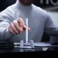 Zbliżenie na podstawę magnetyczną ze stojącym w pionie długopisem Novium Hoverpen Classic Starlight Silver