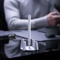 Srebrny długopis Novium Hoverpen Classic Starlight Silver lewitujący w pionie w magnetycznej podstawie