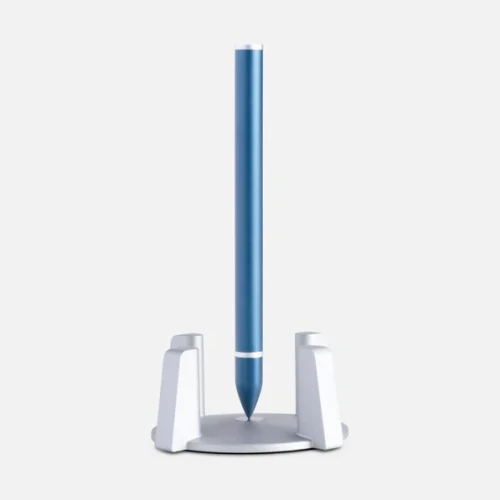 Niebieski długopis Novium Hoverpen Classic Midnight Blue w magnetycznej podstawie na jasnym tle
