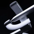 Zbliżenie na czubek srebrnego pióra Novium Hoverpen Future Deep Silver opierającego się o magnetyczny uchwyt podstawy