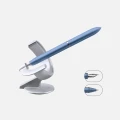 Niebieskie pióro wieczne Novium Hoverpen Future Deep Blue lewitujące pod kątem w magnetycznej podstawie z oznaczeniem stalówki i końcówki kulkowej