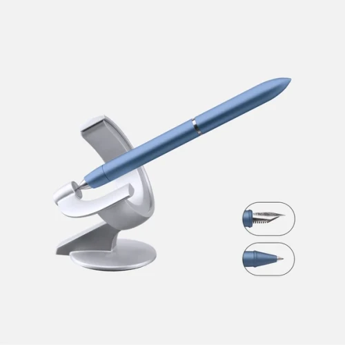 Niebieskie pióro wieczne Novium Hoverpen Future Deep Blue lewitujące pod kątem w magnetycznej podstawie z oznaczeniem stalówki i końcówki kulkowej