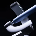 Zbliżenie na czubek niebieskiego pióra Novium Hoverpen Future Deep Blue opierającego się o magnetyczny uchwyt podstawy