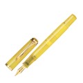 Pióro wieczne Pelikan M200 Golden Pyrite ze zdjętą skuwką prezentujące pozłacaną stalówkę