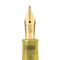 Zbliżenie na pozłacaną stalówkę pióra wiecznego Pelikan M200 Golden Pyrite z widocznym logo