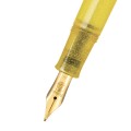 Zbliżenie na pozłacaną stalówkę pióra wiecznego Pelikan M200 Golden Pyrite z widocznym logo