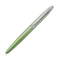 Zamknięte pióro wieczne Sheaffer VFM Matcha Green z widocznym chromowanym klipsem