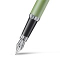 Zbliżenie na stalówkę ze stali nierdzewnej rozmiar F oraz czarną sekcję pióra wiecznego Sheaffer VFM Matcha Green