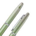 Detal skuwki pióra wiecznego Sheaffer VFM Matcha Green z logo miotełki do herbaty chasen