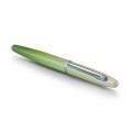 Zamknięte pióro wieczne Sheaffer VFM Matcha Green ułożone pod kątem