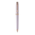 Elegancki długopis Sheaffer Prelude Mini Emily in Paris w pastelowym odcieniu różu ułożony pionowo.