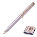 Zestaw prezentowy Sheaffer Emily in Paris z długopisem Prelude Mini w kolorze pudrowego różu oraz ozdobnym paryskim brelokiem z zawieszkami.
