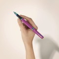 Pióro wieczne Parker Meridian Grape RBT trzymane w dłoni