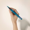 Pióro wieczne Parker Meridian Teal RBT trzymane w dłoni