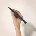 Pióro wieczne Parker Meridian Blue BT trzymane w dłoni