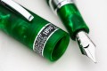 Zbliżenie na skuwkę i stalówkę pióra wiecznego Conklin 1898 Spectra Forest Green