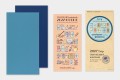 Zestaw kalendarza Traveler’s Notebook 2027 Regular zawierający dwa zeszyty półroczne, przewodnik Guide 2027 oraz naklejki