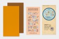 Zestaw wkładu kalendarzowego Traveler’s Notebook 2027 Weekly Vertical zawierający dwa zeszyty, przewodnik Guide 2027 oraz naklejki
