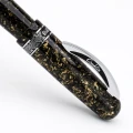 Skuwka pióra Conklin 1898 Solaris Black z czarno-złotą żywicą, chromowanym klipsem Conklin oraz ozdobnym pierścieniem z rokiem 1898.