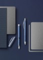 Niebieskie pióro wieczne Faber-Castell Essentio Aluminium wykonane ze szczotkowanego metalu.