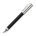 Pióro wieczne GRAF VON FABER-CASTELL Tamitio Black ze skuwką założoną na tył pióra i widoczną stalówką.