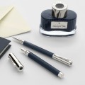 Luksusowy długopis Graf von Faber-Castell Tamitio Night Blue z granatowym, żebrowanym korpusem i srebrnymi, błyszczącymi elementami.