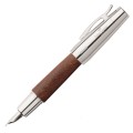 Pióro wieczne Faber-Castell e-motion Pearwood Dark Brown z korpusem z ciemnobrązowego drewna gruszy i lśniącymi wykończeniami.