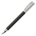 Czarne pióro wieczne Faber-Castell Ambition Resin Black z chromowanymi elementami i srebrną skuwką.