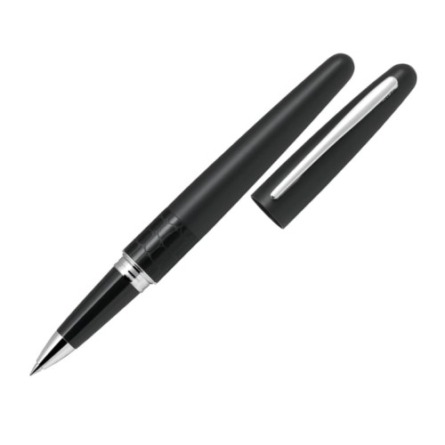 Czarne metalowe pióro kulkowe Pilot MR Crocodile z motywem skóry krokodyla na środkowym pierścieniu i czarną skuwką.