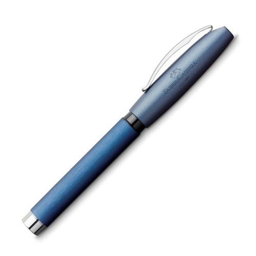 Niebieskie pióro wieczne Faber-Castell Essentio Aluminium wykonane ze szczotkowanego metalu.