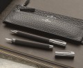 Długopis Faber-Castell Ambition OpArt Black Sand z giloszowanym korpusem o piaskowej fakturze i lśniącymi, chromowanymi elementami.