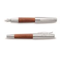 Eleganckie pióro wieczne Faber-Castell e-motion Pearwood z korpusem z brązowego drewna gruszy i chromowanymi wykończeniami.