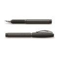 Nowoczesne pióro wieczne Faber-Castell Essentio Carbon z charakterystyczną strukturą włókna węglowego na korpusie.