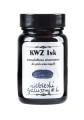 Szklana butelka 60 ml atramentu KWZ Ink niebieskiego galusowego nr 1 z charakterystyczną etykietą manufaktury.