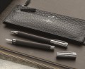 Czarne pióro wieczne Faber-Castell Ambition OpArt Black Sand z giloszowanym wzorem i srebrną skuwką.