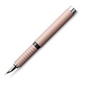 Eleganckie pióro wieczne Faber-Castell Essentio Aluminium w subtelnym kolorze Rose Gold ze szczotkowaną strukturą.